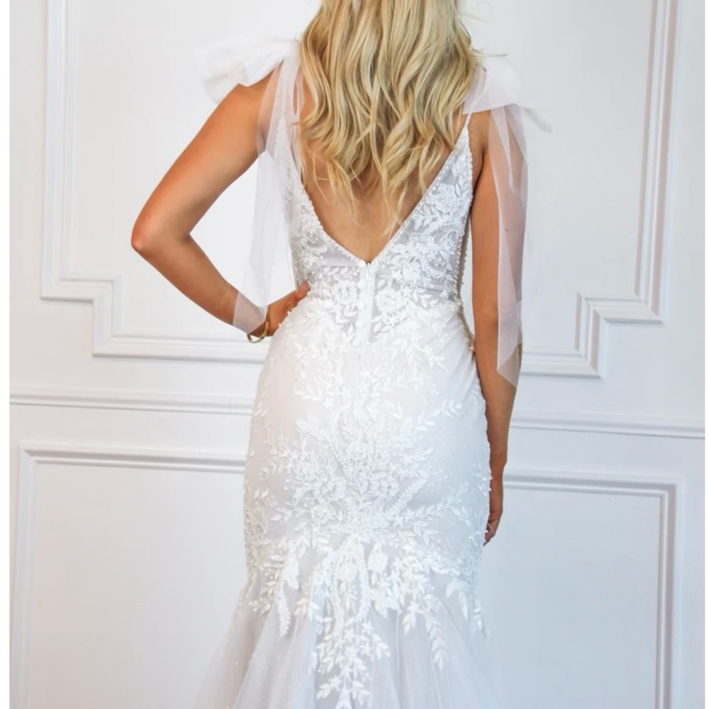 Elegant White Lace Appliqué Tulle Gown - Women Dresses - Picture 3 of 5